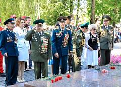 В Гродно прошла церемония возложения цветов и венков к братской могиле советских воинов и партизан, погибших в годы Великой Отечественной войны