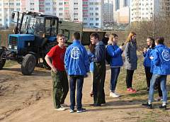 Прицеп мусора собрала молодежь в районе реки Неман в лесопарке Румлево