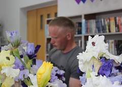 Примерно полторы сотни живых бородатых ирисов: в гродненской библиотеке прошла необычная выставка