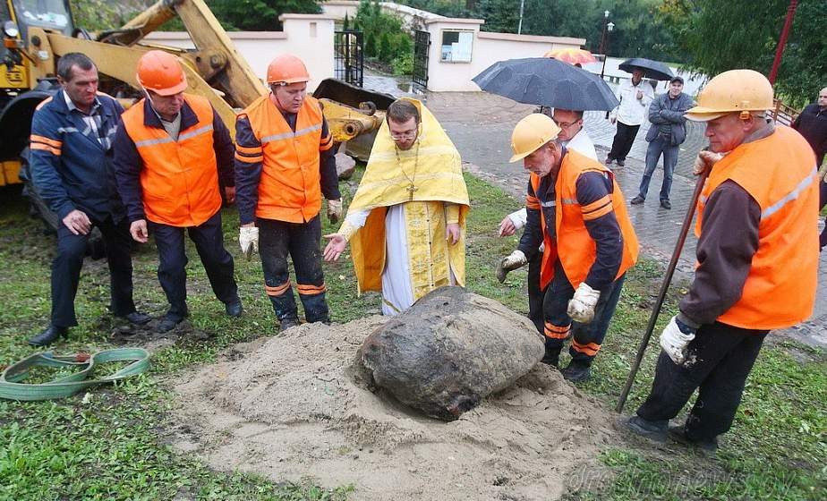 Старинный камень подняли с берега Немана и перевезли в Коложскую церковь Старинный камень подняли с берега Немана и перевезли в Коложскую церковь