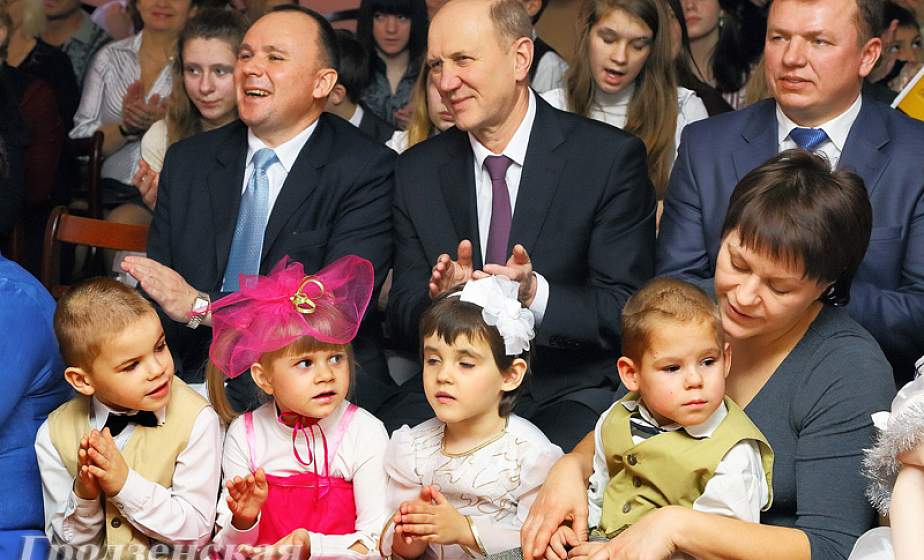 Новогодний праздник в детском доме в Гродно прошел с участием председателя облисполкома Новогодний праздник в детском доме в Гродно прошел с участием председателя облисполкома