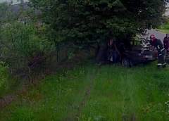 В Ивьевском районе спасатели вызволили мужчину, зажатого в разбитой машине