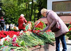 Гродненцы и гости города возлагают цветы к братской могиле советских воинов и партизан