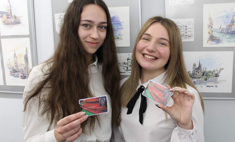 Выставки, экскурсии и селфи с вышиванкой. Гродненским школьникам вручили молодежные билеты БРСМ