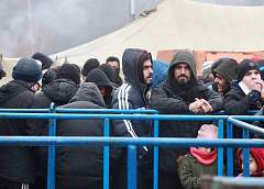 Представители МОМ регистрируют беженцев для участия в программе по добровольному возвращению на родину