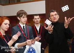В Гродно на фестивале фокусников иллюзионисты показывали чудеса левитации