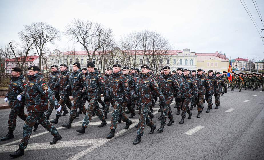 Накануне профессионального праздника гродненские милиционеры прошли торжественным маршем по центру Гродно (+видео) Накануне профессионального праздника гродненские милиционеры прошли торжественным маршем по центру Гродно (+видео)