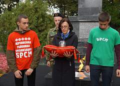 В Щучине капсулу Памяти с фрагментами земли со всех захоронений времен Великой Отечественной войны передали в музей школы №1
