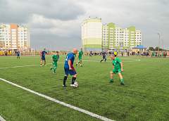 В самой большой школе региона открыли футбольное поле и сыграли первый матч 