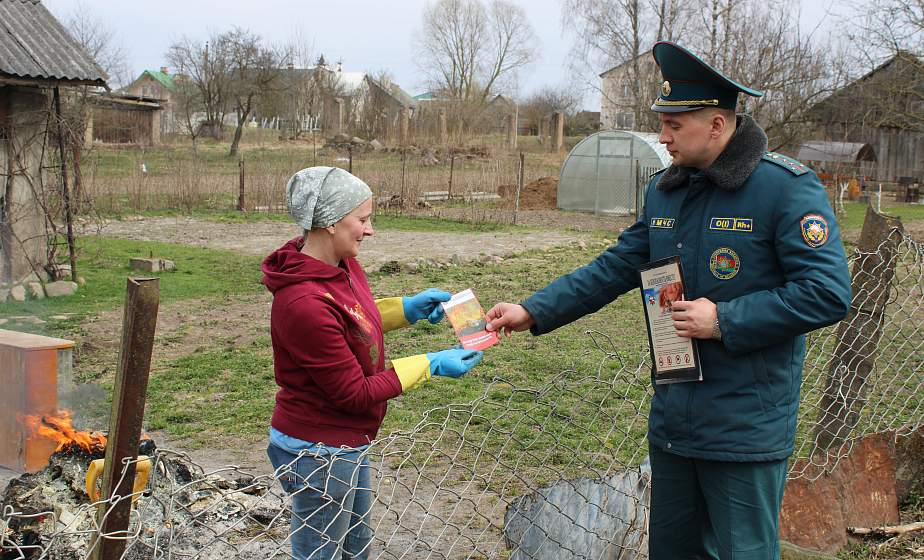 Пожару достаточно искры. Корреспондент «ГП» побывала в рейде по палам сухой растительности с сотрудниками МЧС