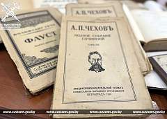 Гродненские таможенники не допустили вывоза из Беларуси столетних книг 