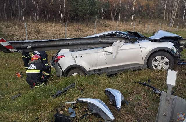 Работники МЧС спасли 66-летнюю женщину, которая пострадала в ДТП в Ивьевском районе