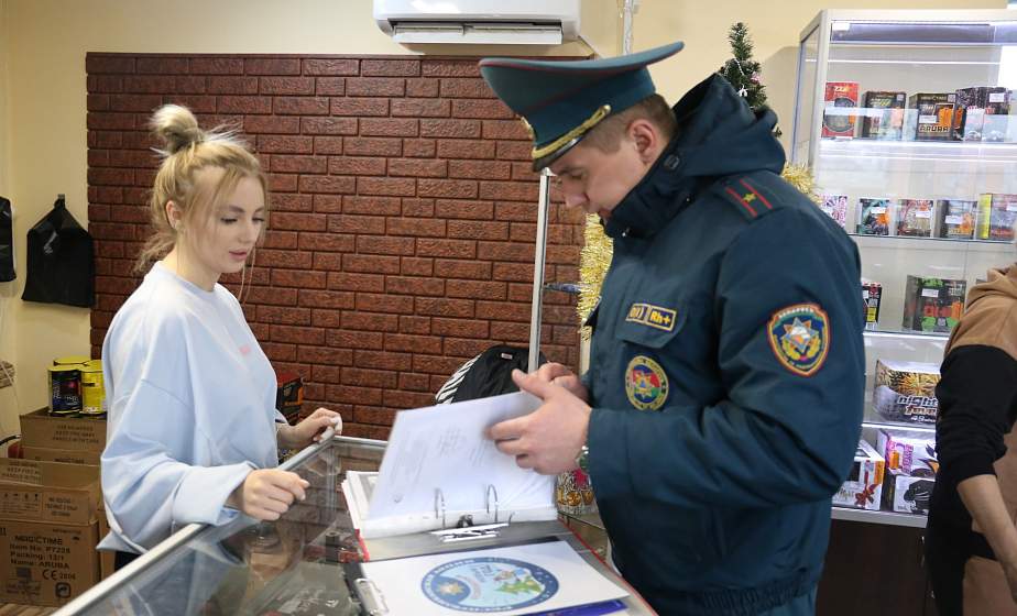Безопасный яркий праздник. Спасатели Гродно провели профилактический рейд в местах продажи пиротехники Безопасный яркий праздник. Спасатели Гродно провели профилактический рейд в местах продажи пиротехники