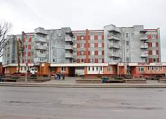 На одной из центральных улиц Мостов – Советской – началось обновление многоэтажной застройки