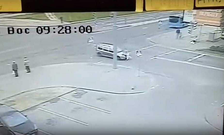 В Гродно автомобиль сбил слабовидящего на пешеходном переходе. ГАИ ищет очевидцев В Гродно автомобиль сбил слабовидящего на пешеходном переходе. ГАИ ищет очевидцев