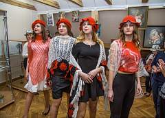 Шляпки, сумочки и палантины. Экспонаты выставки в Центре наследия можно примерить 