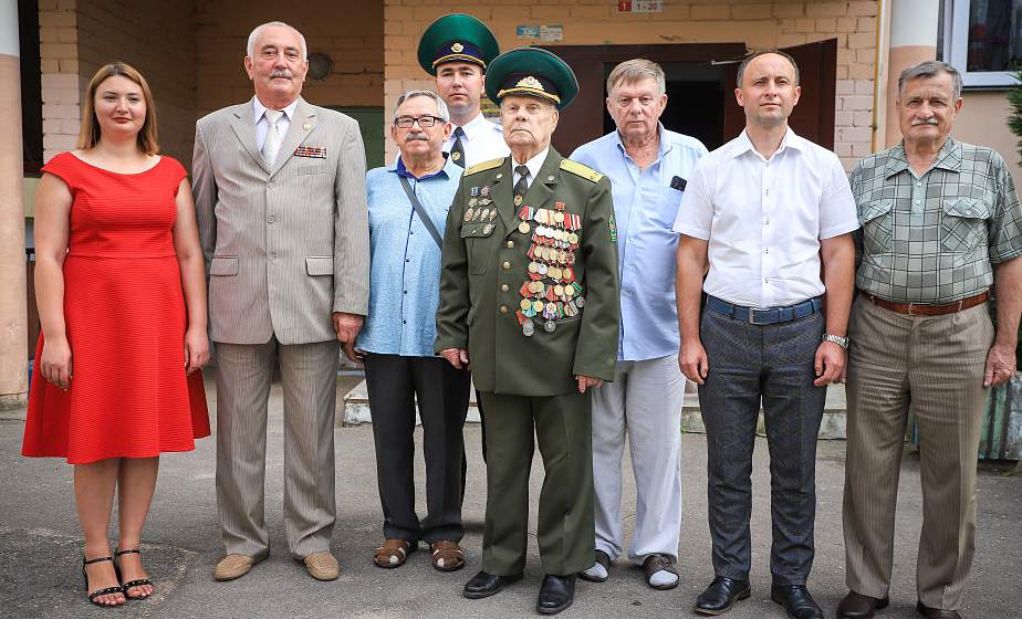 «Самое главное – мир!». В Гродно поздравили с 95-летним юбилеем ветерана Великой Отечественной войны Ивана Невзорова «Самое главное – мир!». В Гродно поздравили с 95-летним юбилеем ветерана Великой Отечественной войны Ивана Невзорова