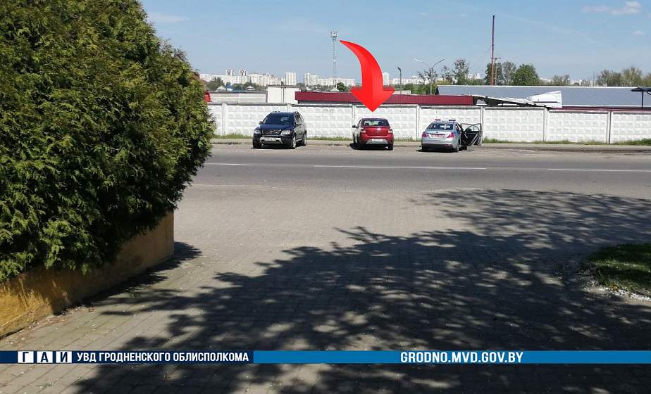 Авария на Озерском шоссе: покатившийся автомобиль прижал мужчину к забору Авария на Озерском шоссе: покатившийся автомобиль прижал мужчину к забору
