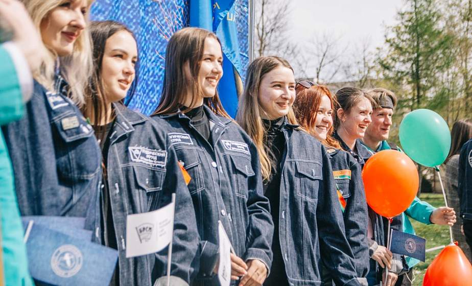 По случаю праздника 1 Мая студенческим отрядам в Гродно символично вручили трудовые путевки