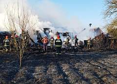 В Мостовском районе огонь от сухой травы уничтожил четыре постройки