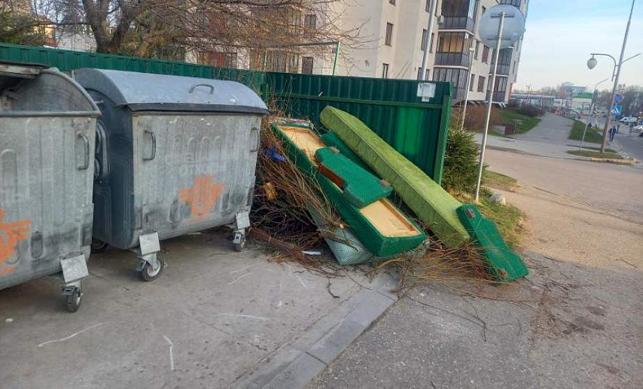 Мусор возле контейнеров. Почему гродненцы оставляют отходы в неположенных местах и что с этим делать Мусор возле контейнеров. Почему гродненцы оставляют отходы в неположенных местах и что с этим делать