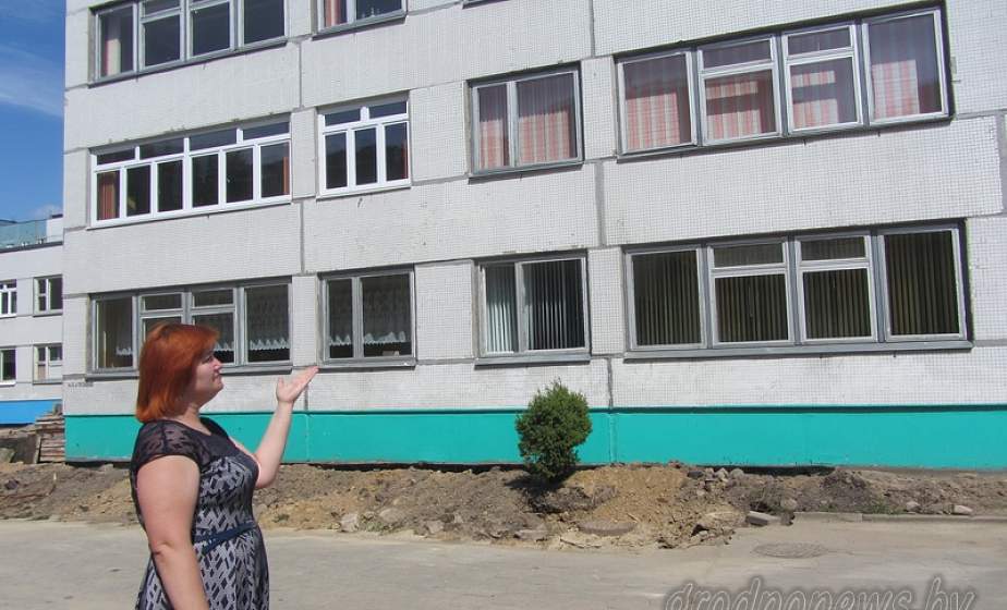 Почему спилили деревья у СШ №32 в Гродно?