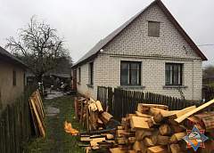В Мостах горел дом: его хозяйку спасли сотрудники МЧС
