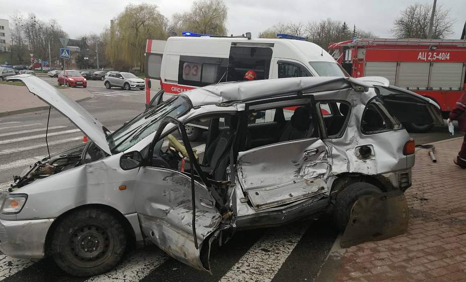Подробности ДТП в Гродно: в салоне были зажаты два человека, понадобилась помощь спасателей Подробности ДТП в Гродно: в салоне были зажаты два человека, понадобилась помощь спасателей