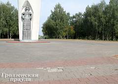 Территория вокруг стелы в Коложском парке находится в удручающем виде