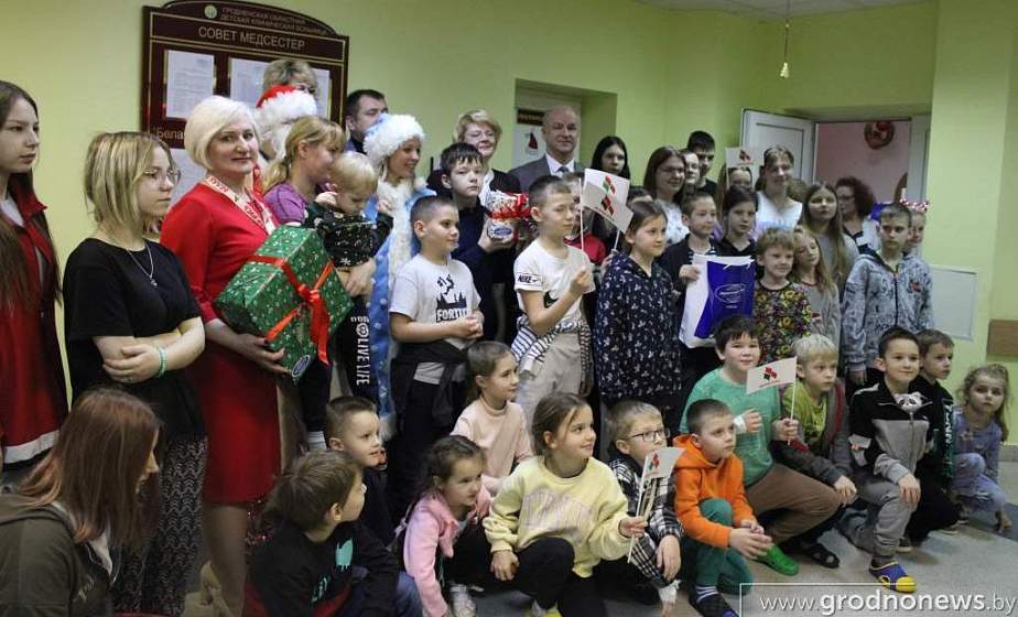 Маленьким пациентам Гродненской областной детской клинической больницы вручили новогодние подарки  