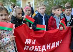 В кругу родных людей принимали поздравления с приближающимся Днем Победы ветераны войны Матрена Бурлакова и Николай Лагуткин