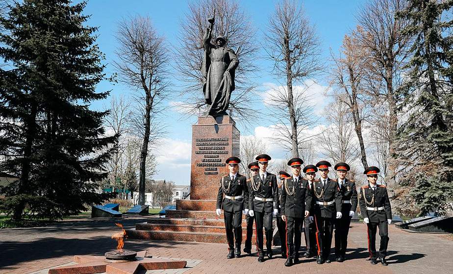 В Слониме прототипом скульптуры воина-освободителя у Вечного огня стал обычный школьник