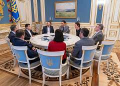 Том Круз приехал в Украину, пообщался с президентом Зеленским и спустился в метро