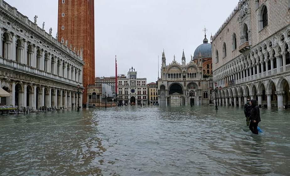 Вода стала отступать с главных улиц Венеции Вода стала отступать с главных улиц Венеции