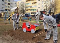 Детские площадки благоустраивают в гродненских дворах. До конца месяца работы проведут на 190 площадках Октябрьского района Гродно