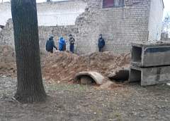В Гродно по улице Курчатова дети играют возле аварийного теплоузла