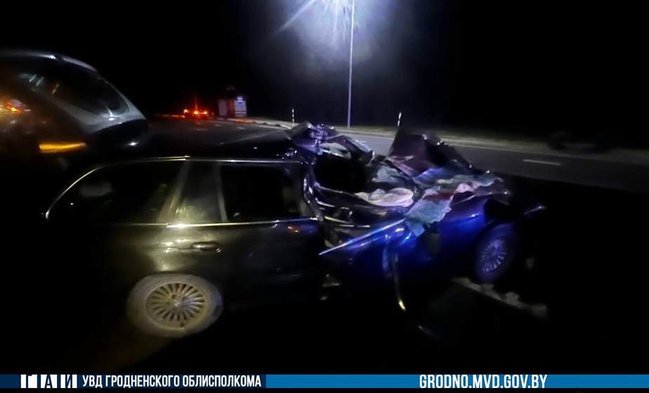 В Ивьевском районе водитель BMW погиб из-за столкновения с трактором