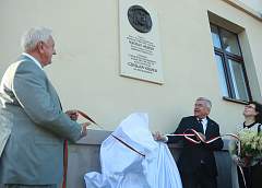 A memorial plaque with a bronze portrait of Cheslav Nemen was opened on the building of the Liberal Arts College in Grodno