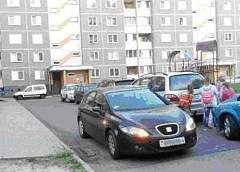 В Лиде ребенок попал под машину во дворе жилого дома