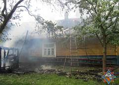 В Новогрудском районе из-за кормозапарника горели дом и сарай
