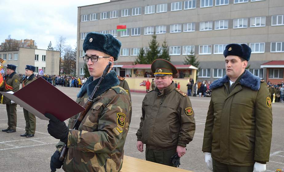 «Каждое государство должно уметь защитить себя». В Гродненском гарнизоне состоялся ритуал принятия Военной присяги новым пополнением «Каждое государство должно уметь защитить себя». В Гродненском гарнизоне состоялся ритуал принятия Военной присяги новым пополнением