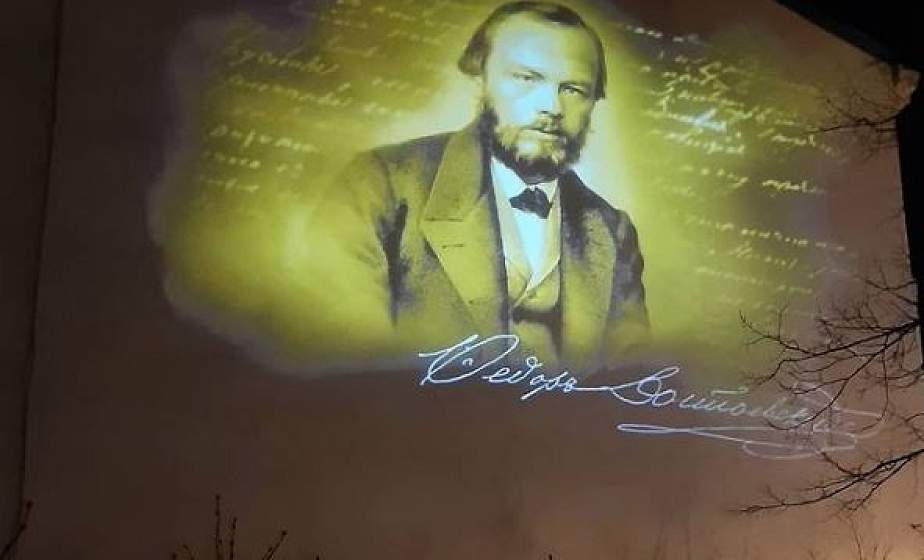 Первый световой граффити-портрет Федора Достоевского появился в центре Петербурга