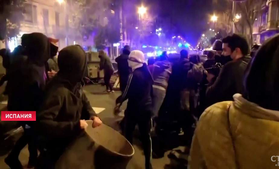 Бьют витрины, бросают в полицейских бутылки. Что происходит в Испании из-за ареста рэпера?