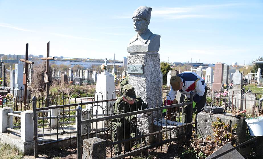 Это нужно живым. Сотрудники военного комиссариата Гродненской области восстанавливают могилу фронтовика Антипина