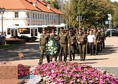 В честь 105-летия со дня образования военного комиссариата Гродненской области состоялось возложение цветов к братской могиле в парке Жилибера