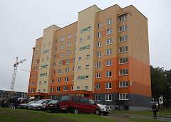 Новоселам вручили ключи. В Гродно построен первый в стране многоэтажный дом без привлечения льготных кредитов (+Видео)