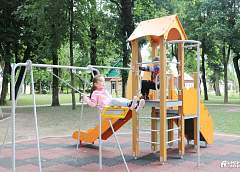 Новые детские игровые комплексы появились в городском парке Ошмян