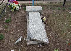 В Лиде на городском кладбище неизвестный вандал разбил несколько памятников