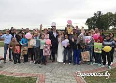 «Такие поступки делают нас лучше». В Щучинском районе молодожены вместо цветов принимали от гостей игрушки и конфеты для воспитанников дома-интерната