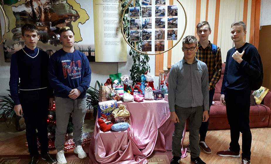 В Озерах связали «Волшебные варежки» для онкобольных в Боровлянах В Озерах связали «Волшебные варежки» для онкобольных в Боровлянах